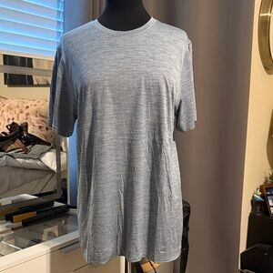 Lululemon Men's Gray T-Shirt